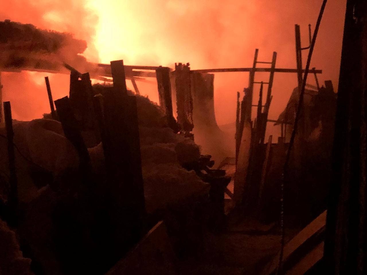 Фото Свежие кадры: в Новосибирске ликвидируют крупный пожар в частном секторе 5